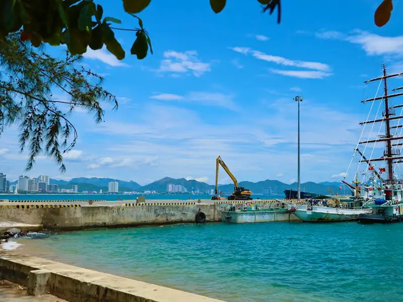 Lang Chut fishing-village seawall, photo 6