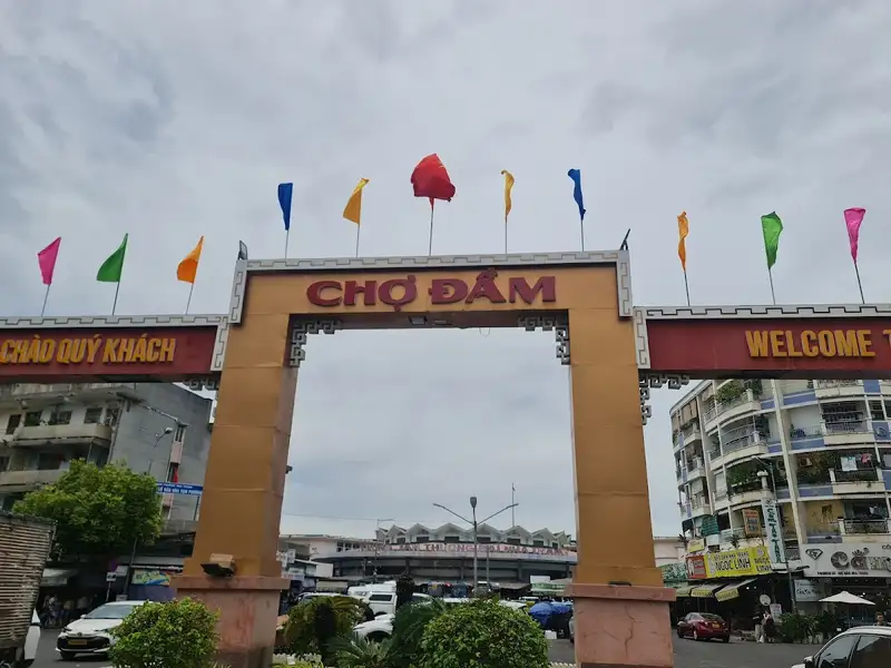Dam market (Chợ Đầm)